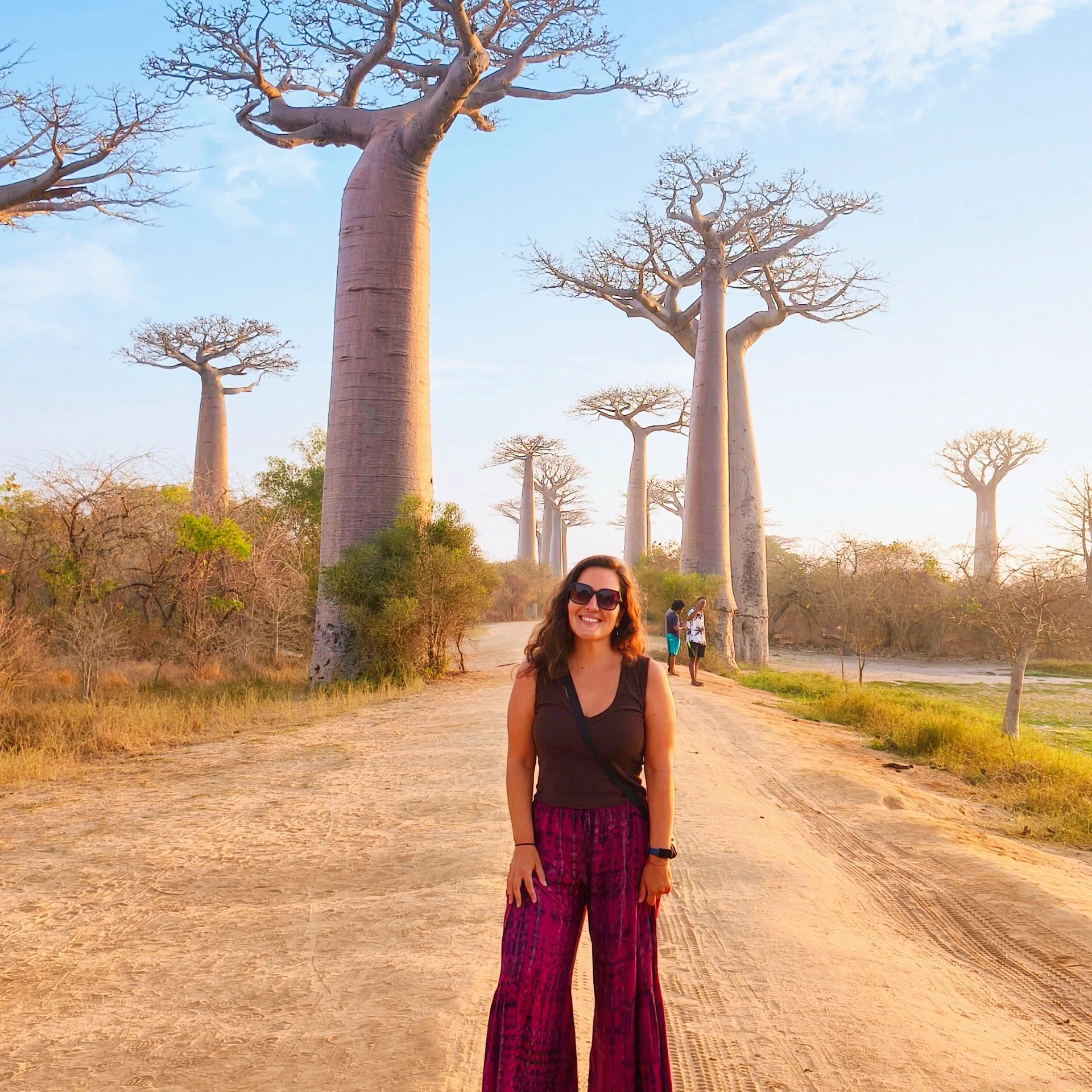 Viajera en la Avenida de los Baobabs al atardecer